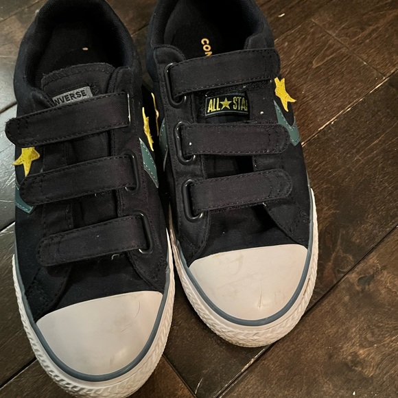 Ladies size 8, kids size 6 Velcro converse. - Picture 1 of 3